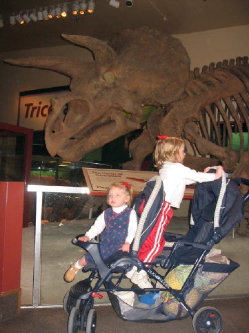 2006_03_22 Cate and Jane with Triceratops at Natural History Museum.jpg